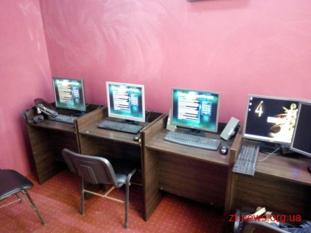 Під час обшуку в гральному закладі у Андрушівці правоохоронці вилучили 11 комп'ютерів