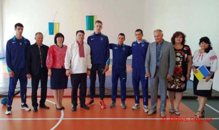 Міністр молоді та спорту України вручив посвідчення заслуженого тренера Ігорю Лонському