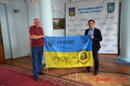 Сергій Сухомлин отримав прапор подяки від бійців 14 ОМБР