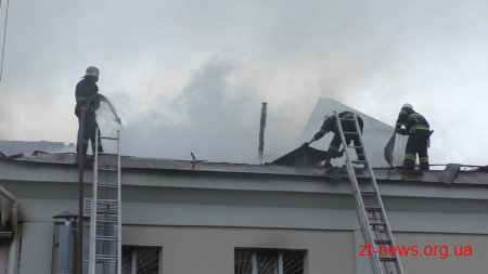 &#8203;У Новограді-Волинському загорілася дерев'яна прибудова, після чого вогонь перекинувся на будівлю Молодіжного центру