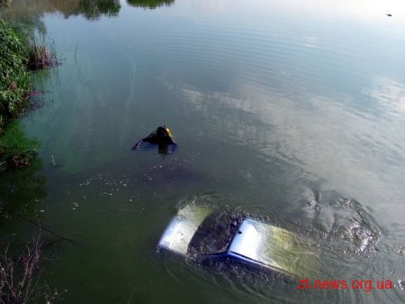 На Житомирщині під воду пішов автомобіль з чоловіком в салоні