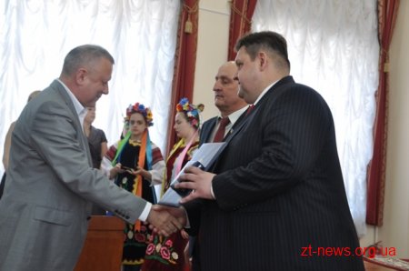 На початку сесії облради традиційно вручили нагороди та почесні звання жителям області