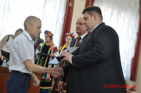 На початку сесії облради традиційно вручили нагороди та почесні звання жителям області