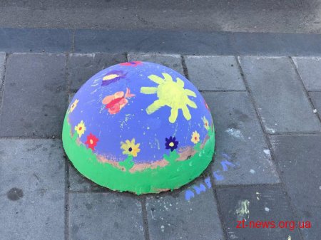 У Житомирі діти розмалювали вуличні напівсфери
