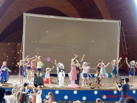 На сцені літнього театру "Ракушка" відбулася благодійна вистава "Крижане серце"