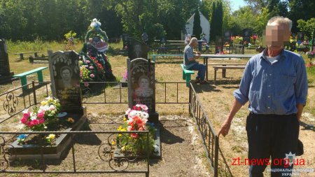 На Житомирщині вандал заради випивки руйнував цвинтарні огорожі