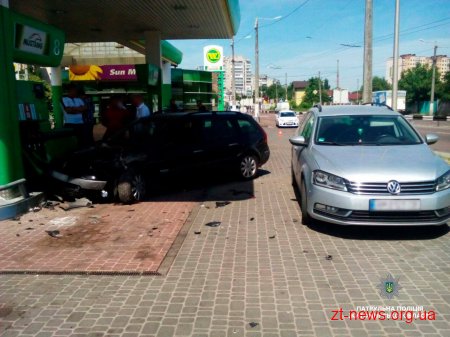 У Житомирі водій Renault не впорався з керуванням та зіткнувся з припаркованим на АЗС автомобілем