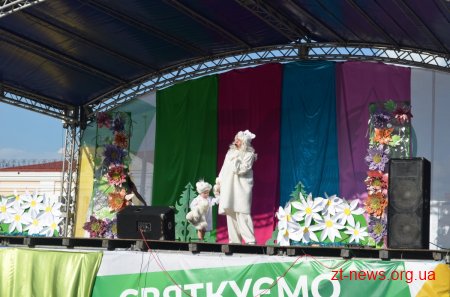 На Михайлівській відбулося театралізоване дійство для дітей «Кольорові канікули. Ура!»