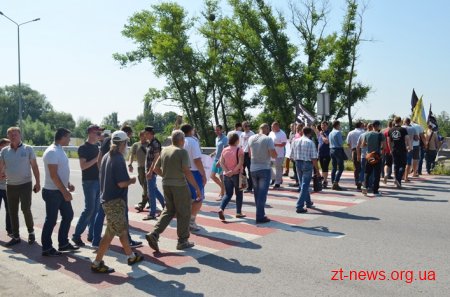 Поблизу села Перемога Новоград-Волинського району люди перекривали трасу