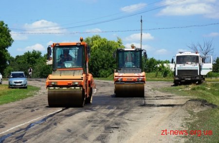У Ружинському районі на дорогах активно продовжують усувати ямковість