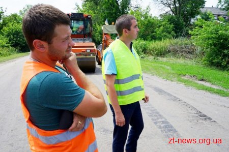 У Ружинському районі на дорогах активно продовжують усувати ямковість