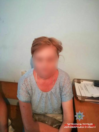 У Житомирі патрульні затримали жінок, які намагались отримати кошти за зняття "порчі"