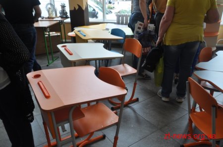 У Житомирі кожен міг побачити нові сучасні меблі та навчальні матеріали для перших класів