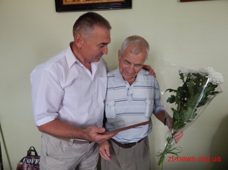 З нагоди 80-річчя ветеран та керівник пожежної охорони Житомирщини Борис Чумак отримав орден «Величі і пошани»
