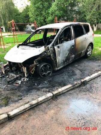 У Коростені поблизу житлового будинку загорівся автомобіль