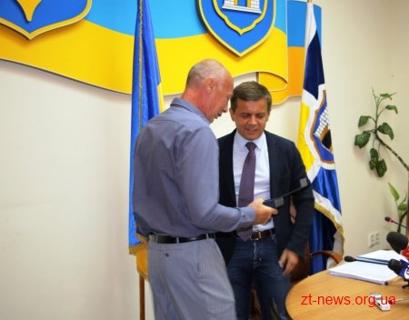 Сергій Сухомлин вручив волонтеру Олександру Зубу відзнаку «За заслуги перед містом ІІІ ступеня»