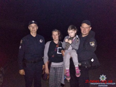 На Житомирщині у нічному лісі поліцейські розшукали матір з донькою, які заблукали