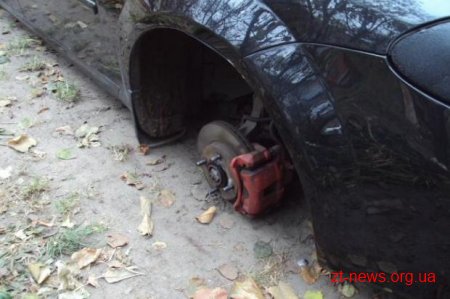 На Житомирщині поліція розшукала крадія, який познімав колеса з двох автівок