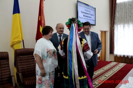 На початку сесії облради жителям області вручили державні нагороди та відзнаки