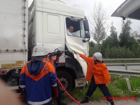 На трасі Київ - Чоп водій "DAF" зіткнувся з причепом вантажівки та в’їхав у відбійник