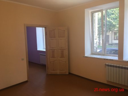 Сергій Сухомлин вручив ключі від нової двокімнатної квартири родині Перевєрзєвих