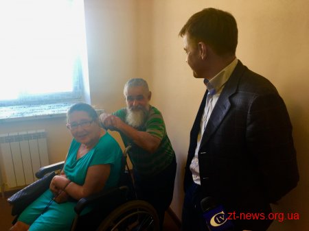 Сергій Сухомлин вручив ключі від нової двокімнатної квартири родині Перевєрзєвих