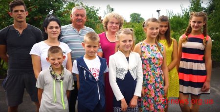 На Житомирщині родина створила дитячий будинок сімейного типу і має вже 21 дитину і 5 онуків