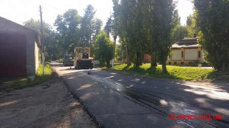 У селі Високе Черняхівського району відновлюють дорогу, яка не ремонтувалася 30 років