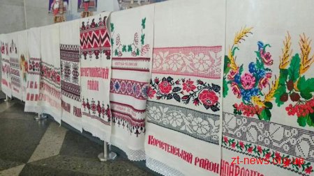 В Житомирській ОДА відкрилась виставка «Етнорух»