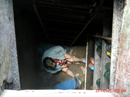 У Коростишеві рятувальники дістали літню жінку, яка впала в погріб