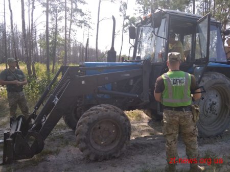 На Житомирщині прикордонники затримали трактор без номерних знаків, завантажений деревиною