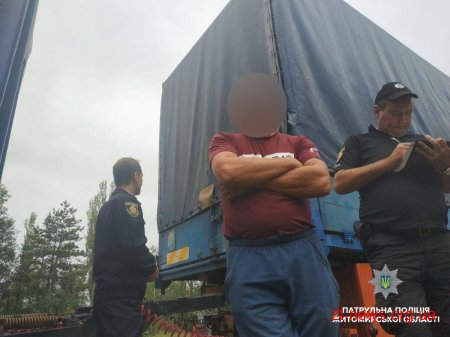 Водій вантажівки намагався дати патрульним хабар