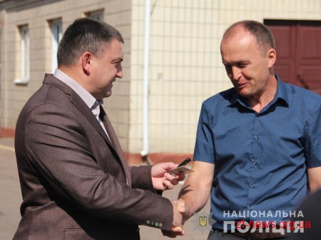 Поліцейські Житомирщини повернули волонтерам мікроавтобус, відібраний сепаратистами у зоні АТО