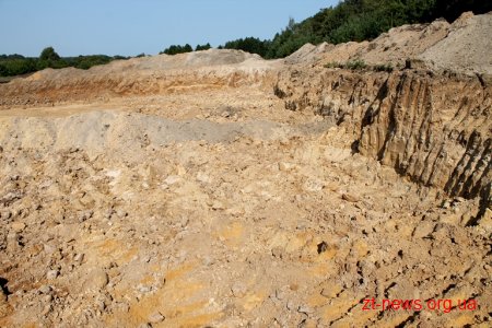 Депутати обласної ради відвідали місце незаконного видобутку піска та глини