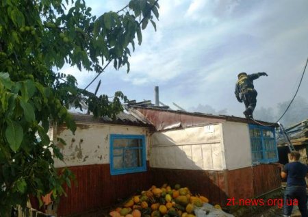 На Житомирщині рятувальники ліквідували масштабну пожежу в приватному домоволодінні