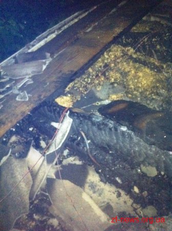 У Житомирі через коротке замкнення в електромережі загорівся дах приватної оселі