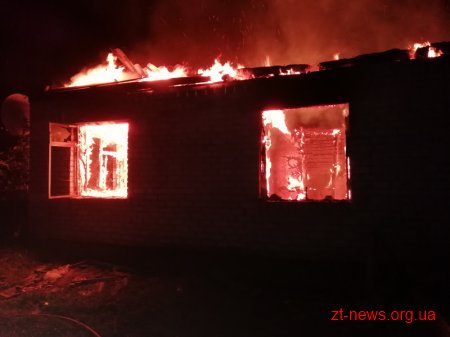 На Житомирщині під час пожежі в житловому будинку загинула жінка, її сина травмовано