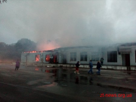 Поблизу Житомира сталася пожежа в будівлі в якій розташовані кафе та два магазини