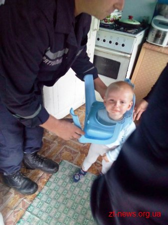На Житомирщині рятувальники вивільнили дитину, яка застрягла головою в горщику