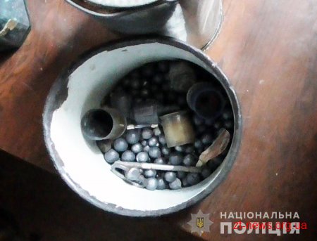 У Коростишівському районі дільничні офіцери вилучили з приватної садиби наркотики та боєприпаси
