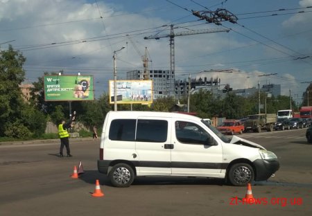 На перехресті просп. Незалежності та вул. Покровської сталася аварія за участі трьох автомобілів