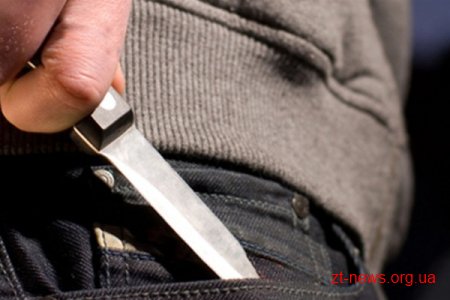 У Малині нетверезий чоловік агресивно відреагував на зауваження перехожих і кинувся на них з ножем