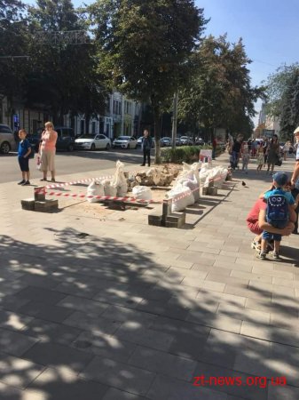 У Житомирі на вул. Київській демонтували зупинки громадського транспорту, аби встановити нові
