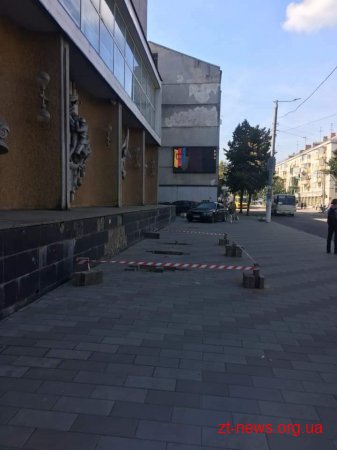 У Житомирі на вул. Київській демонтували зупинки громадського транспорту, аби встановити нові