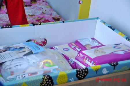 Батьки новонароджених на Житомирщині отримують перші пакунки малюка