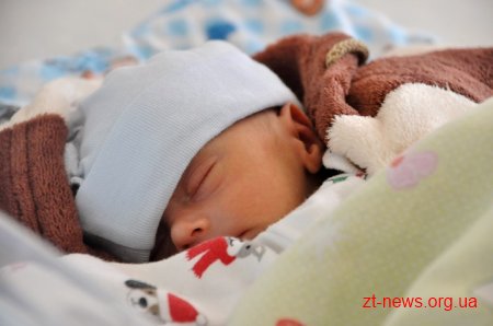 Батьки новонароджених на Житомирщині отримують перші пакунки малюка