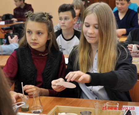 Діти у 6 школі Бердичева з нетерпінням чекають на уроки хімії у сучасному кабінеті з новим обладнанням
