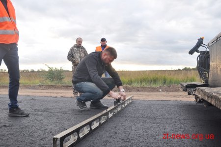 На дорозі Кмитів – Городенка розпочали укладати асфальт товщиною 10 см