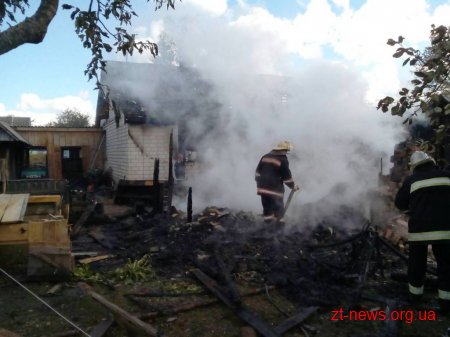 На Житомирщині на території приватного домоволодіння горіли 3 будівлі