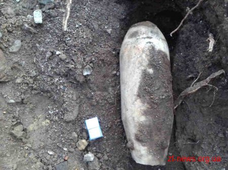 У Бердичеві працівники підприємства копаючи траншею натрапили на авіаційну бомбу
